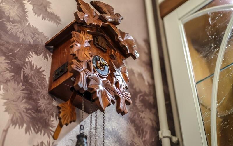 «Уютная классика — лучший стиль»: как выглядит трёхкомнатная квартира Светланы Немоляевой, где «живут» вещи с историей