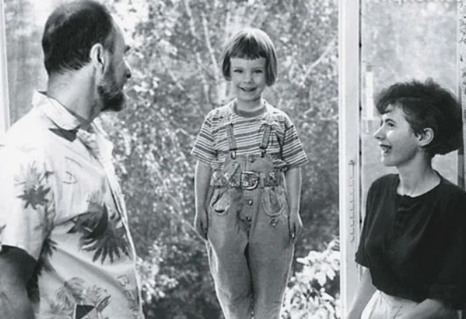 Юная Анна Старшенбаум с родителями: профессором Геннадием Старшенбаумом и лингвистом Оксаной.