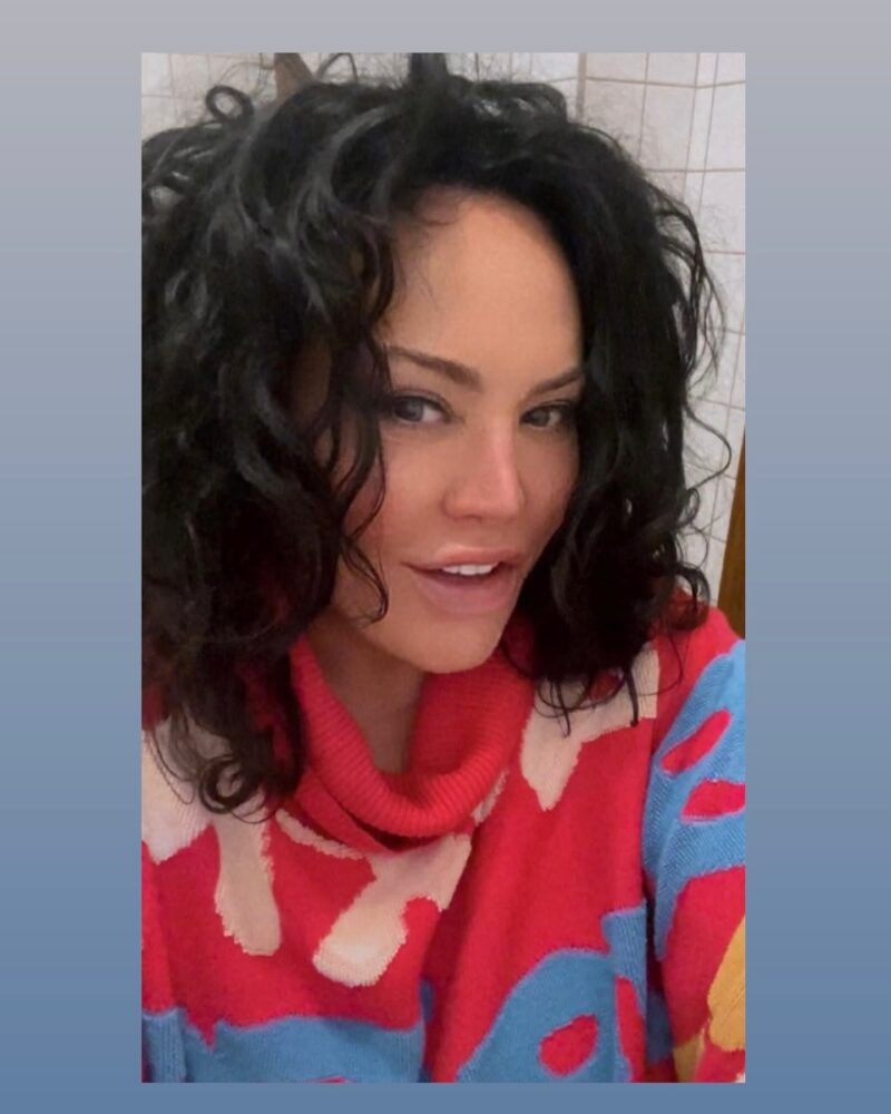 «Счастливой женщине пластика не нужна»: как 61-летняя Оксана Байрак обрела дочь и молодого мужа с разницей в 23 года