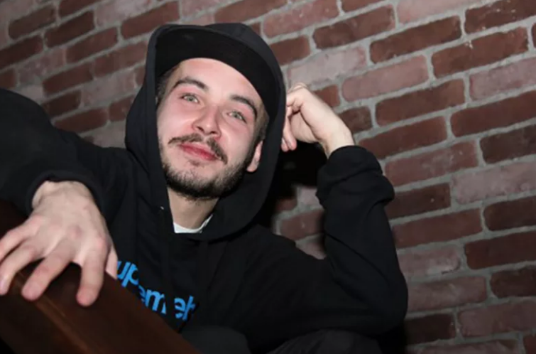 «Мам, ты надолго?»: как сын Алисы Мон, 36-летний Сергей, упрекает мать и живёт за её счёт