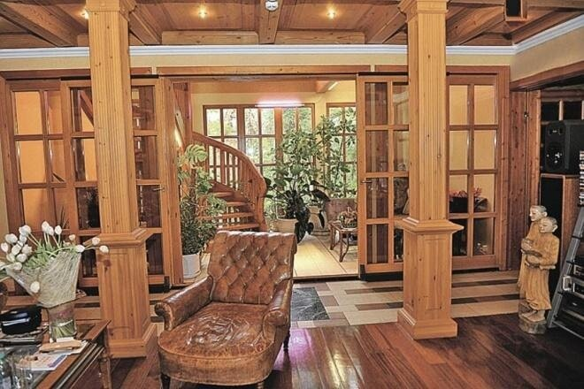 «Там целая философия»: как выглядит дом 78-летнего Никиты Михалкова на Николиной Горе