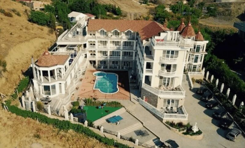 Дача Софии Ротару с видом, перекрытым многоэтажной застройкой.