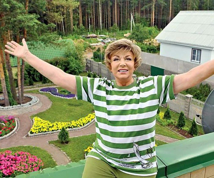 Вид с балкона дома Эдиты Пьехи на ухоженный сад и лес