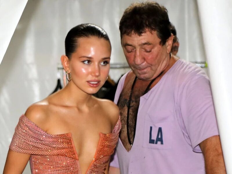 Аврора, продолжающая появляться в окружении влиятельных мужчин.