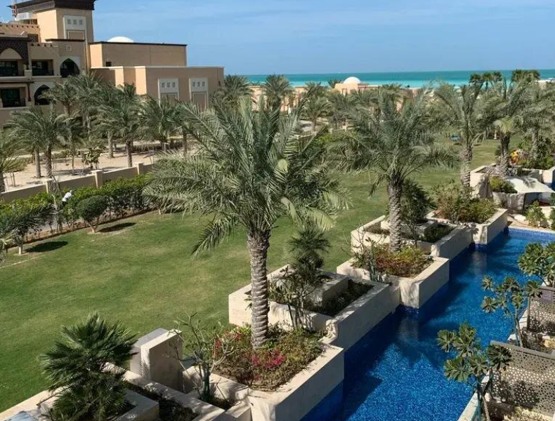 Вид из номера, который, вероятно, не способен отвлечь Долину от московских проблем.