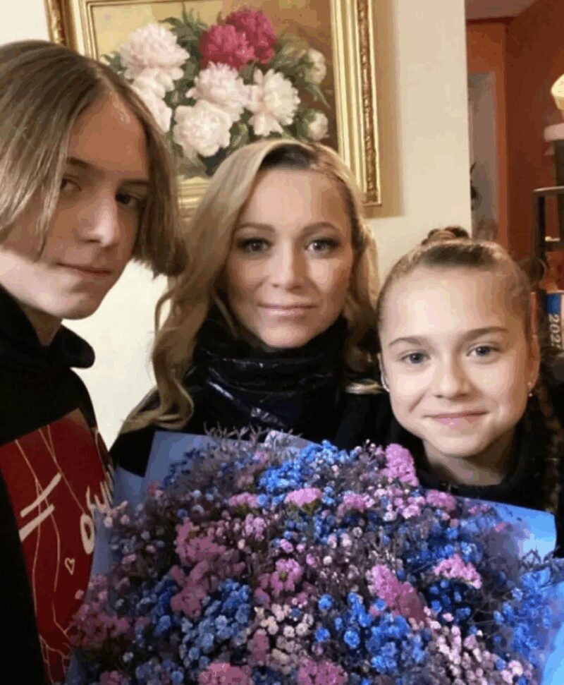 «Он просто сказал, что несчастен»: как сложилась жизнь Елены Бережной после ухода мужа и чем заняты ее дети