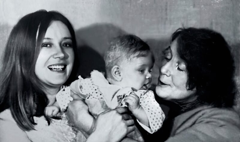 Анна Терехова рядом с матерью Маргаритой и бабушкой в семейном кругу.