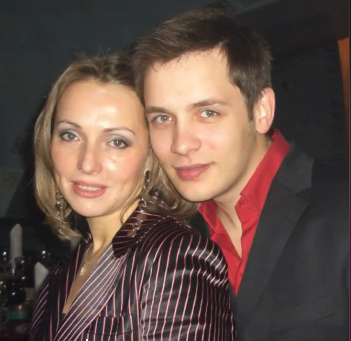 «Её слово — закон»: как 21-летний Асташёнок из «Корней» тайно женился на директоре старше на 13 лет