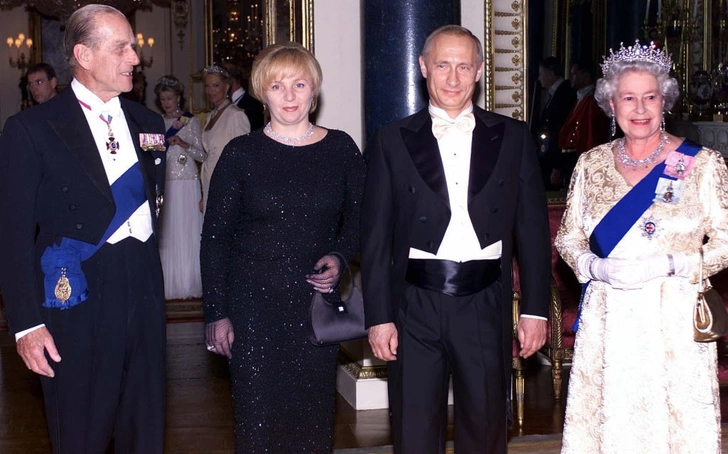 Людмила Александровна говорила, что светские приемы ее не утомляют, ведь женщины любят красиво одеваться