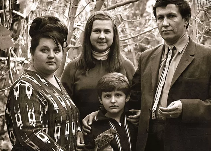 Будущий актер в кругу семьи: с отцом, мамой и старшей сестрой