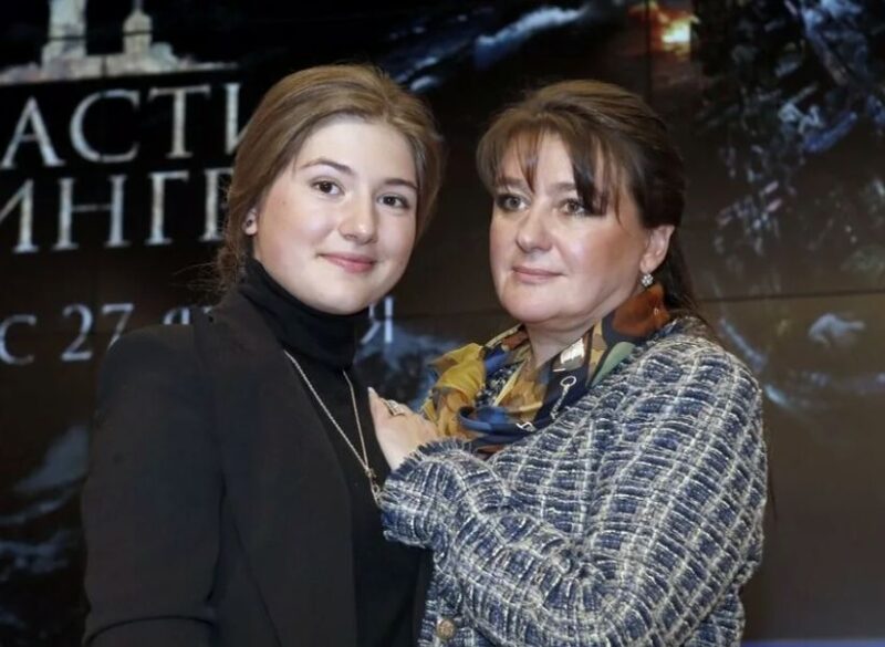 Анастасия Мельникова с дочерью.