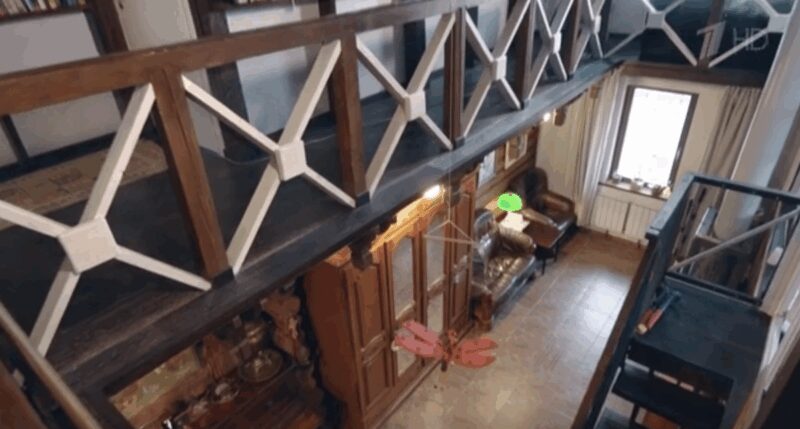 Актриса наслаждается обновлённым интерьером веранды.