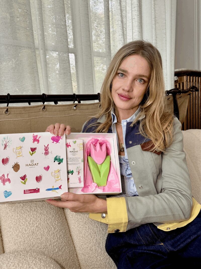 Наталья Водянова на открытии Центра поддержки семьи «Обнажённые сердца» в Москве