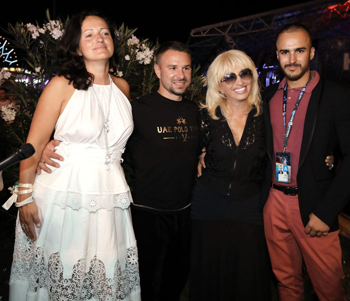 Семейный портрет: Лала с матерью, мужем и сыном.