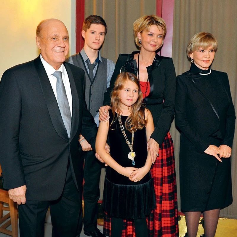 Юлия Меньшова с родителями и детьми.