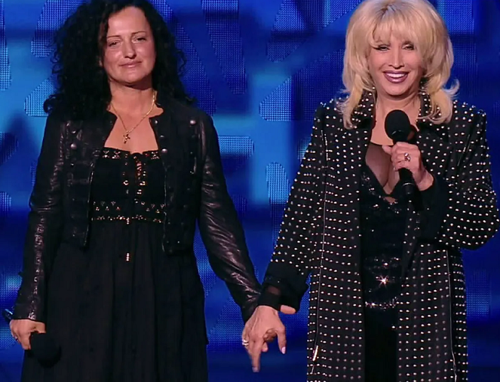 Мама и дочь вместе на сцене: поддержка и вдохновение.