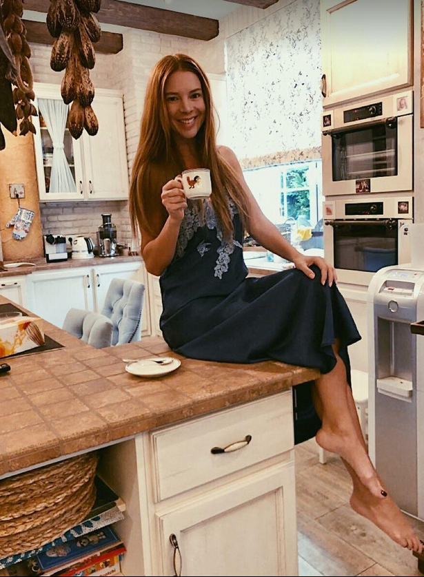 Наталья Подольская за кухонным столом