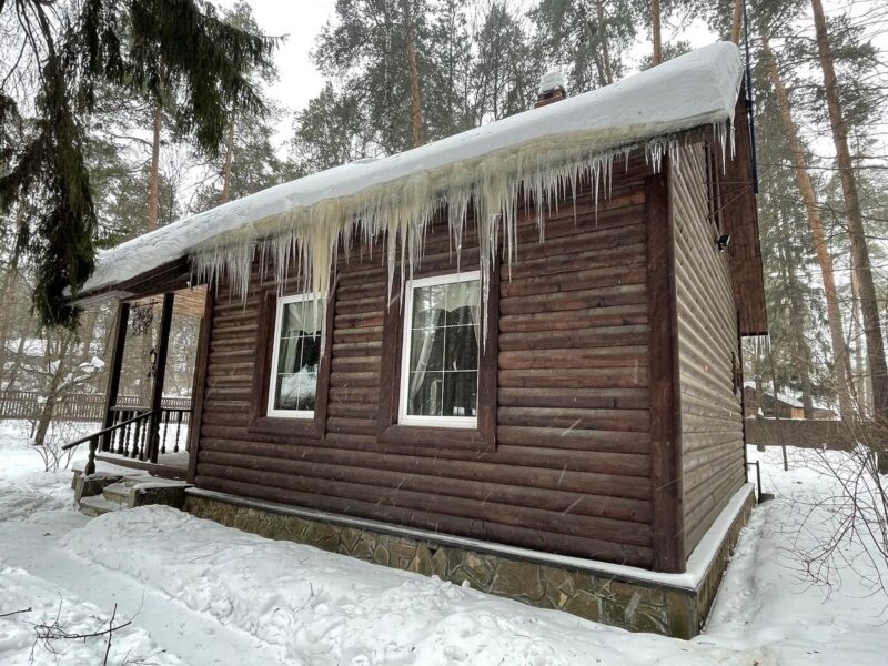 Уютная кухня, отделанная мрамором и светлым дубом.