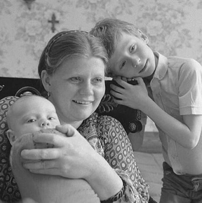 Ирина Муравьёва в окружении своих сыновей Даниила и Евгения.