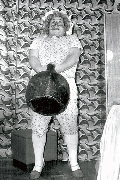 В Томском ТЮЗе Маклакову приходилось играть небольшие роли