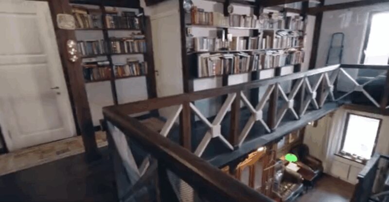 Валентина Теличкина на фоне своего преобразившегося дома.