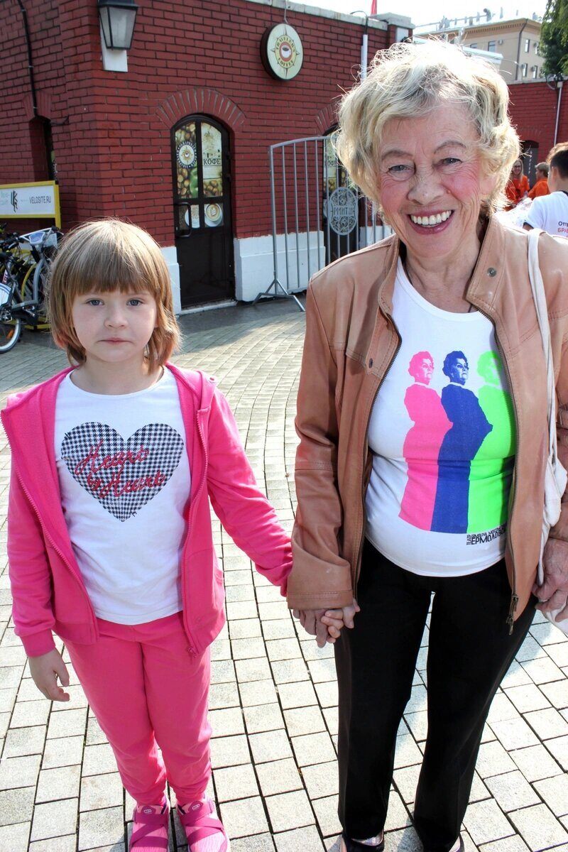 Александра Назарова и её внучка Саша