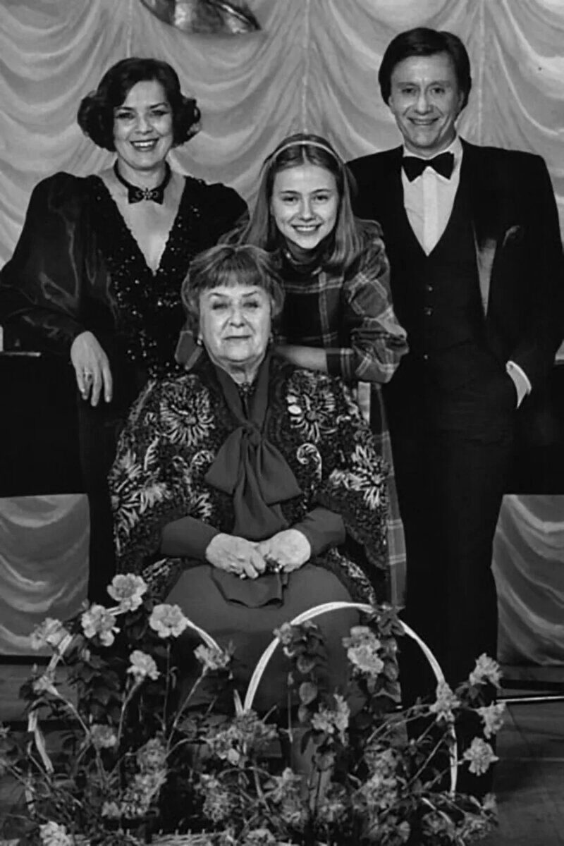 «Дизайнеры забыли, что я не баскетболистка»: как выглядела квартира Ларисы Голубкиной, которую она берегла 37 лет после ухода Миронова