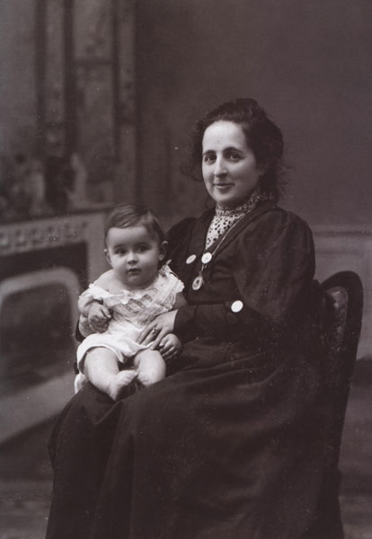 Юный Александр Роу со своей матерью Юлией.