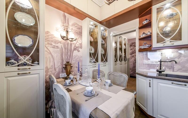 «Уютная классика — лучший стиль»: как выглядит трёхкомнатная квартира Светланы Немоляевой, где «живут» вещи с историей