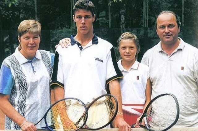 Марат Сафин с родителями, чьё мнение повлияло на его отношения с Кориковой.