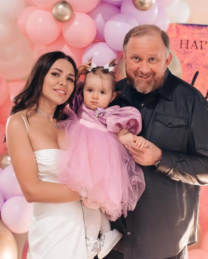 «Он снова предал семью»: почему 51-летний Константин Ивлев вновь остался один, и как его молодая жена смогла наладить отношения с детьми от первого брака?