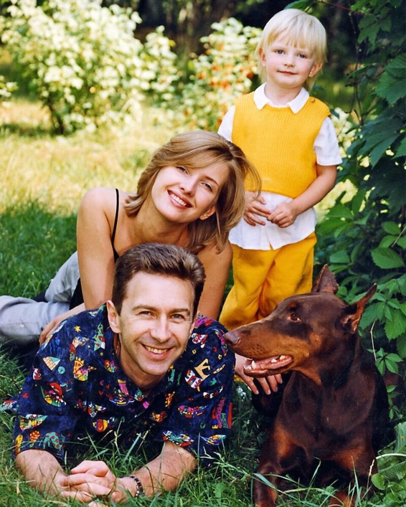 «Ей не больше 30!»: 67-летний Валерий Сюткин показал 50-летнюю жену, которую путают с дочерью