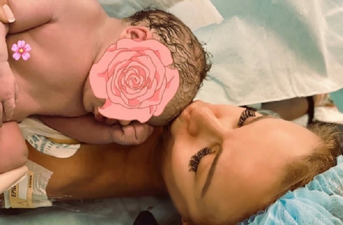 Ольга Орлова с новорожденной дочерью, несмотря на продолжающуюся критику.