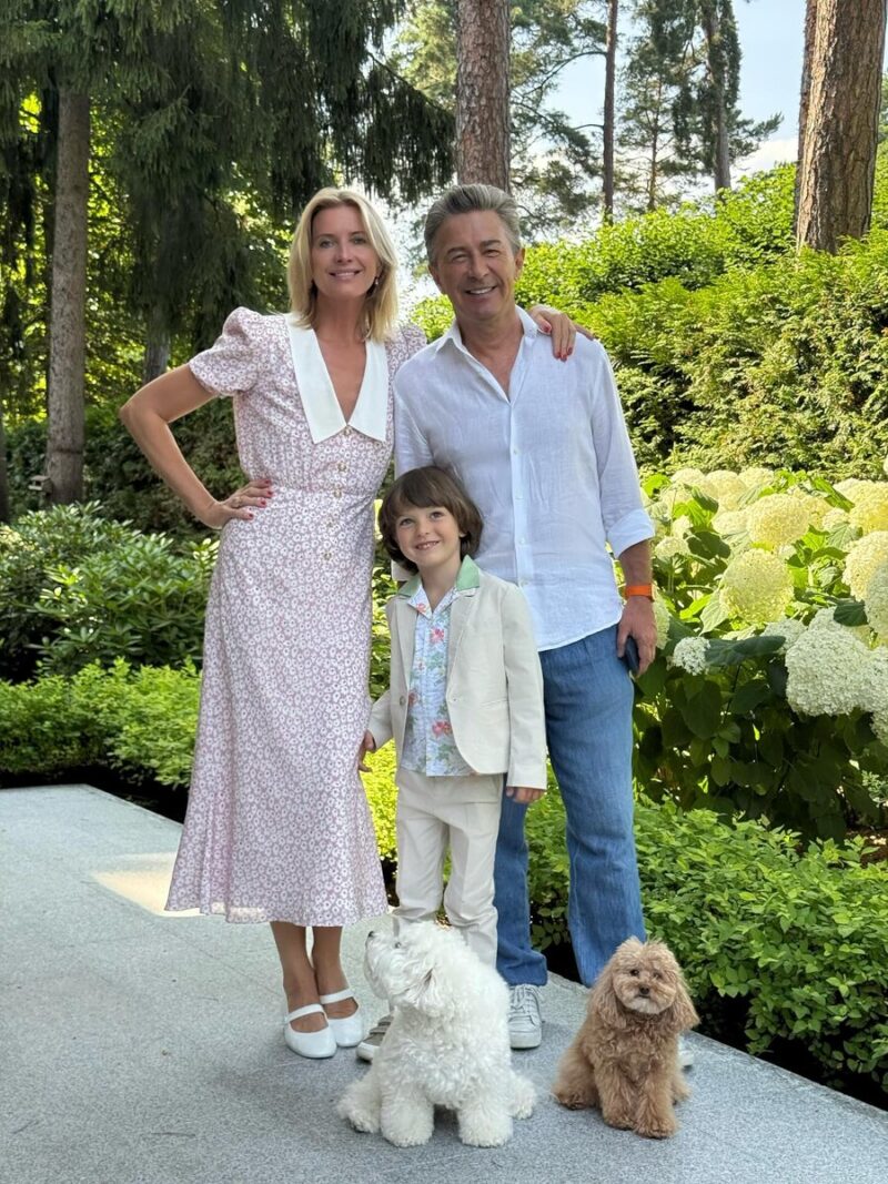 «Ей не больше 30!»: 67-летний Валерий Сюткин показал 50-летнюю жену, которую путают с дочерью