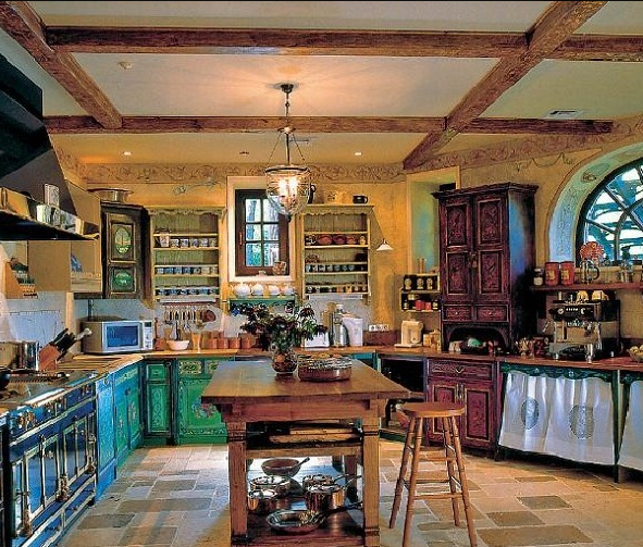 «Она приехала на пару дней и осталась»: как выглядит таинственный терем 86-летнего Кончаловского, где 27 лет живет с ним молодая Высоцкая