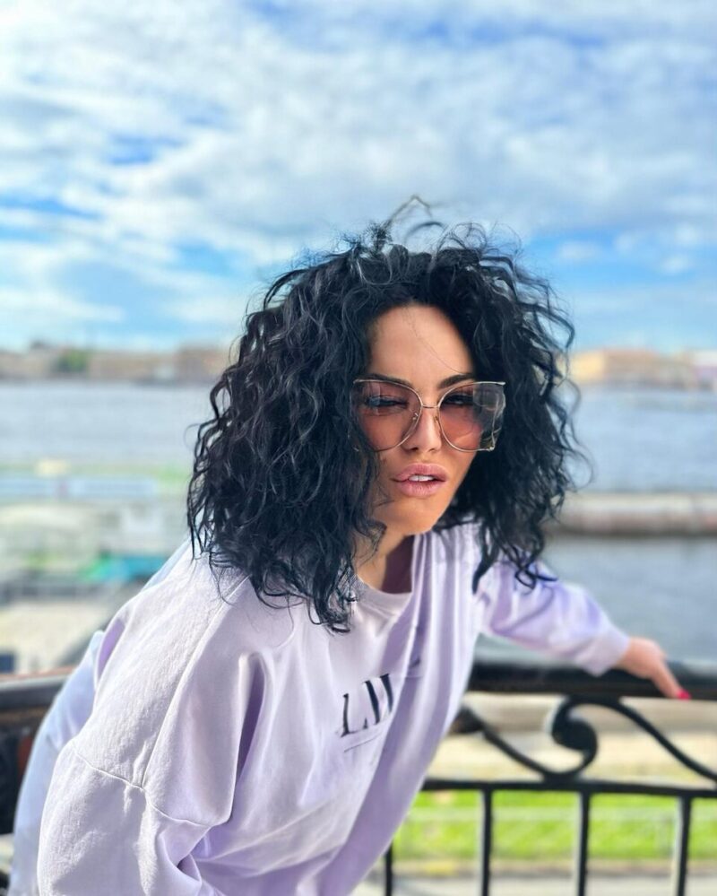 «Счастливой женщине пластика не нужна»: как 61-летняя Оксана Байрак обрела дочь и молодого мужа с разницей в 23 года