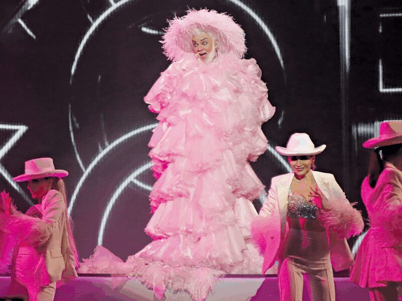 Филипп Киркоров в одном из своих эпатажных образов.