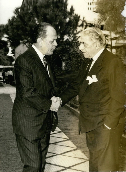 Онассис видел в общении с правительством новые возможности