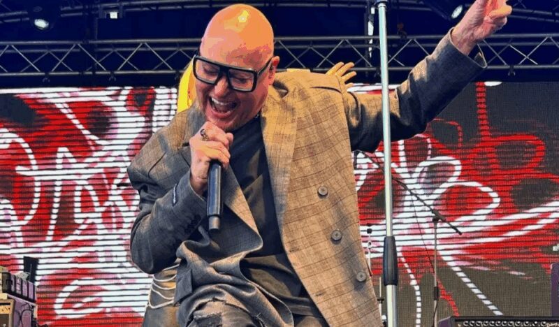 Певец Шура не стесняется признаваться в своих привычках, объясняя пункт с туалетной бумагой в райдере.