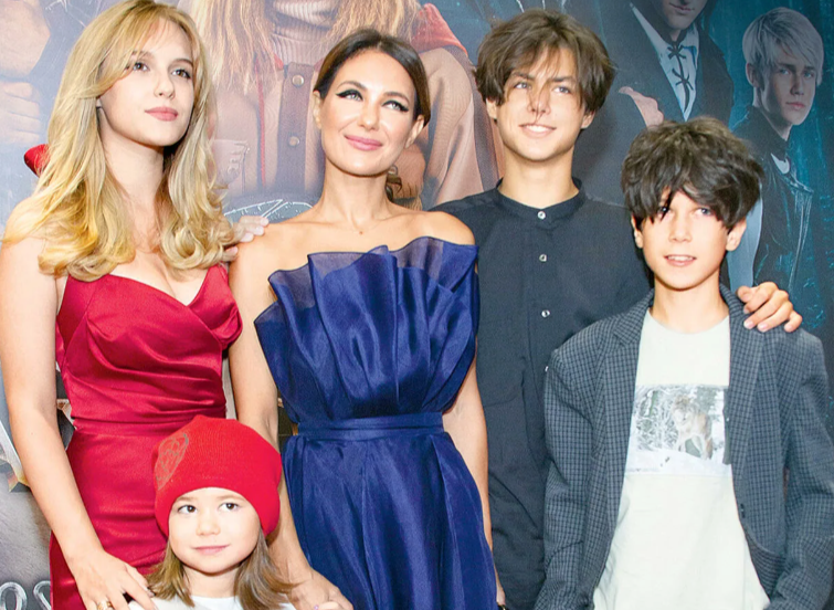 Многодетная мама Екатерина Климова в окружении своих детей.