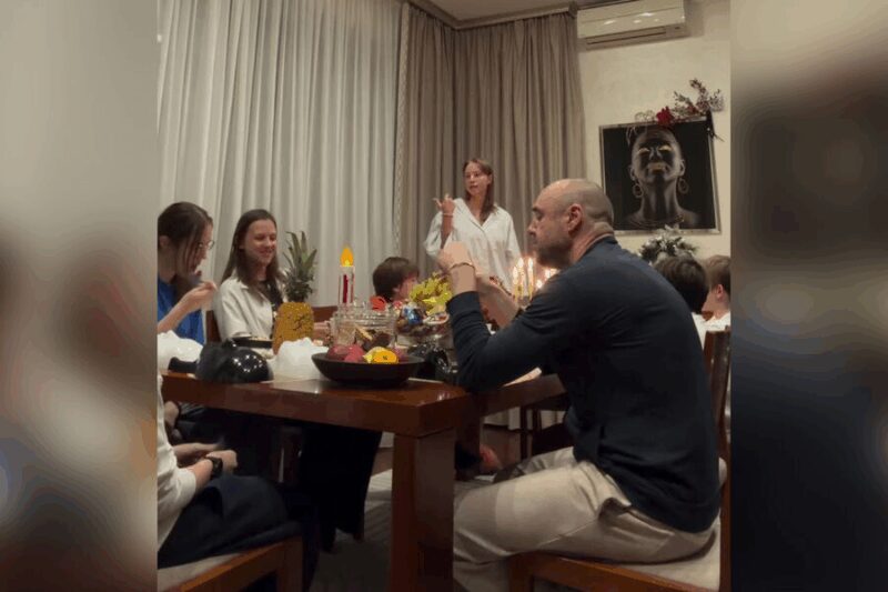 Предновогодний вечер Полины Дибровой с Романом и детьми.