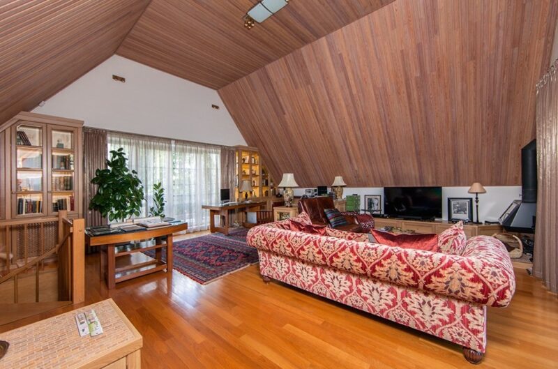 «Ей всегда хотелось тишины»: как 79-летняя Наталия Аринбасарова живёт в доме сына Егора Кончаловского и его семьи