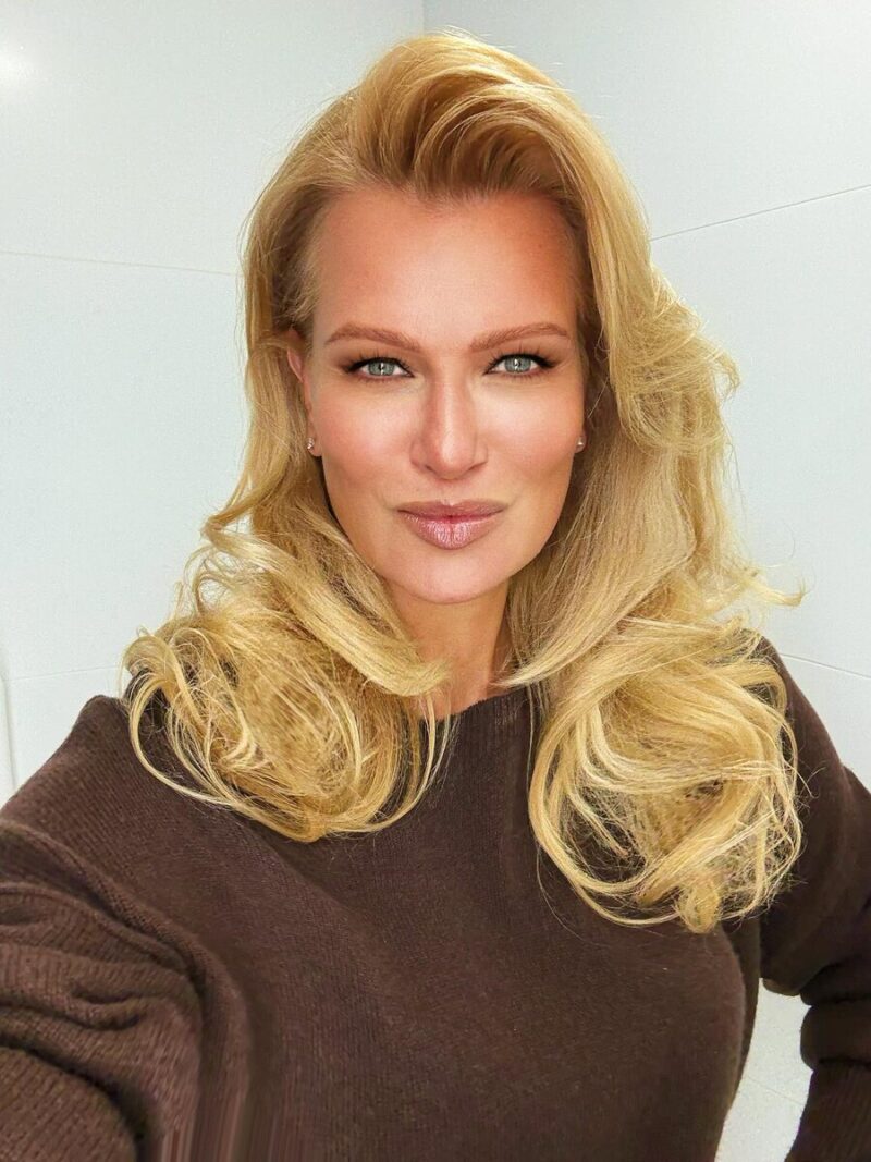 «Без мужа бы не справилась»: как 51-летняя Олеся Судзиловская воспитывает двоих сыновей и почему прятала младшего