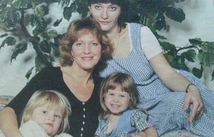 «Ей было не до меня»: почему старшая дочь Елены Прокловой выросла без материнской ласки, а младшая — стала её копией