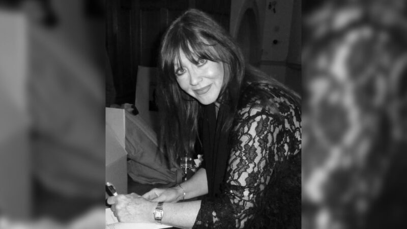 Лесли-Энн Джонс сидит вполоборота к камере, черно-белое фото