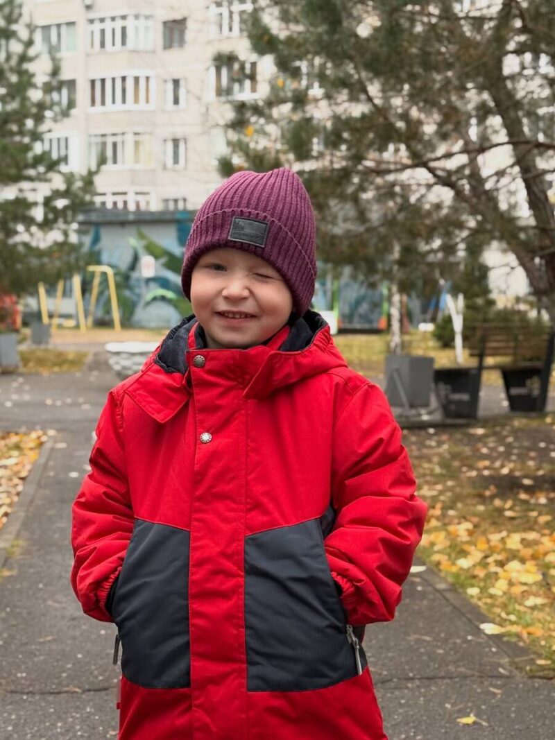 «Не настолько богаты»: 61-летняя Жанна Эппле живёт с сыном и его семьёй