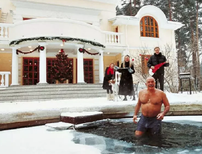 «Там целая философия»: как выглядит дом 78-летнего Никиты Михалкова на Николиной Горе