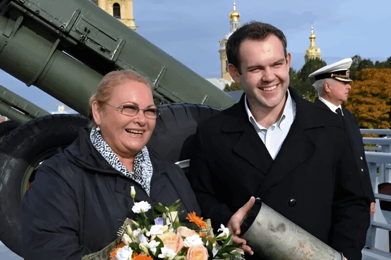 «Господь дал мне сцену, а вместе с ней – сына»: как 74-летняя Нина Усатова сумела обрести семью, но лишь недавно увидела сына женатым