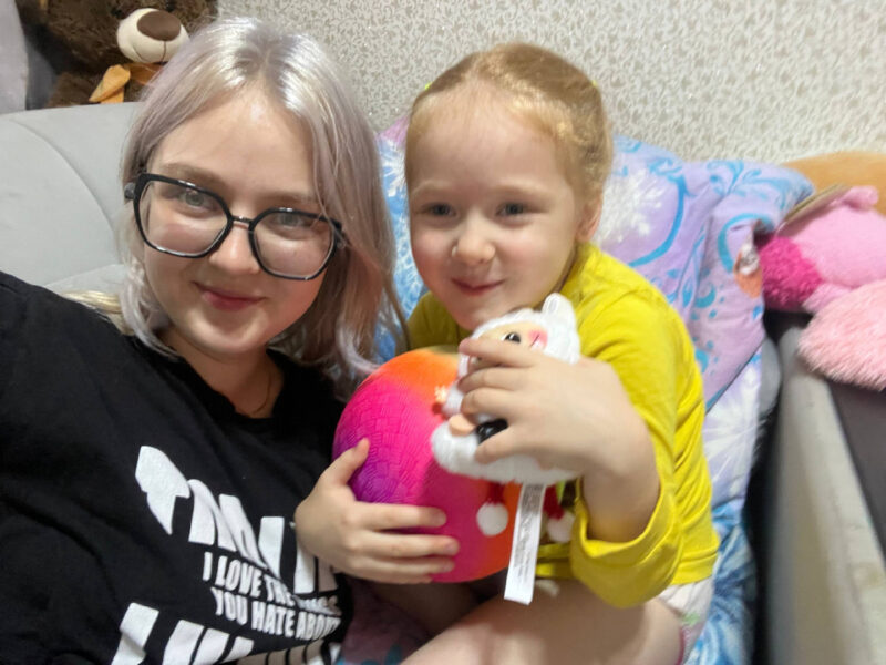 Дарья Суднишникова с дочерью Эмилией.