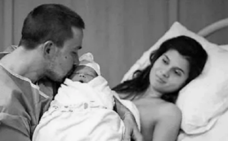 Александр Петров с сыном и женой в роддоме